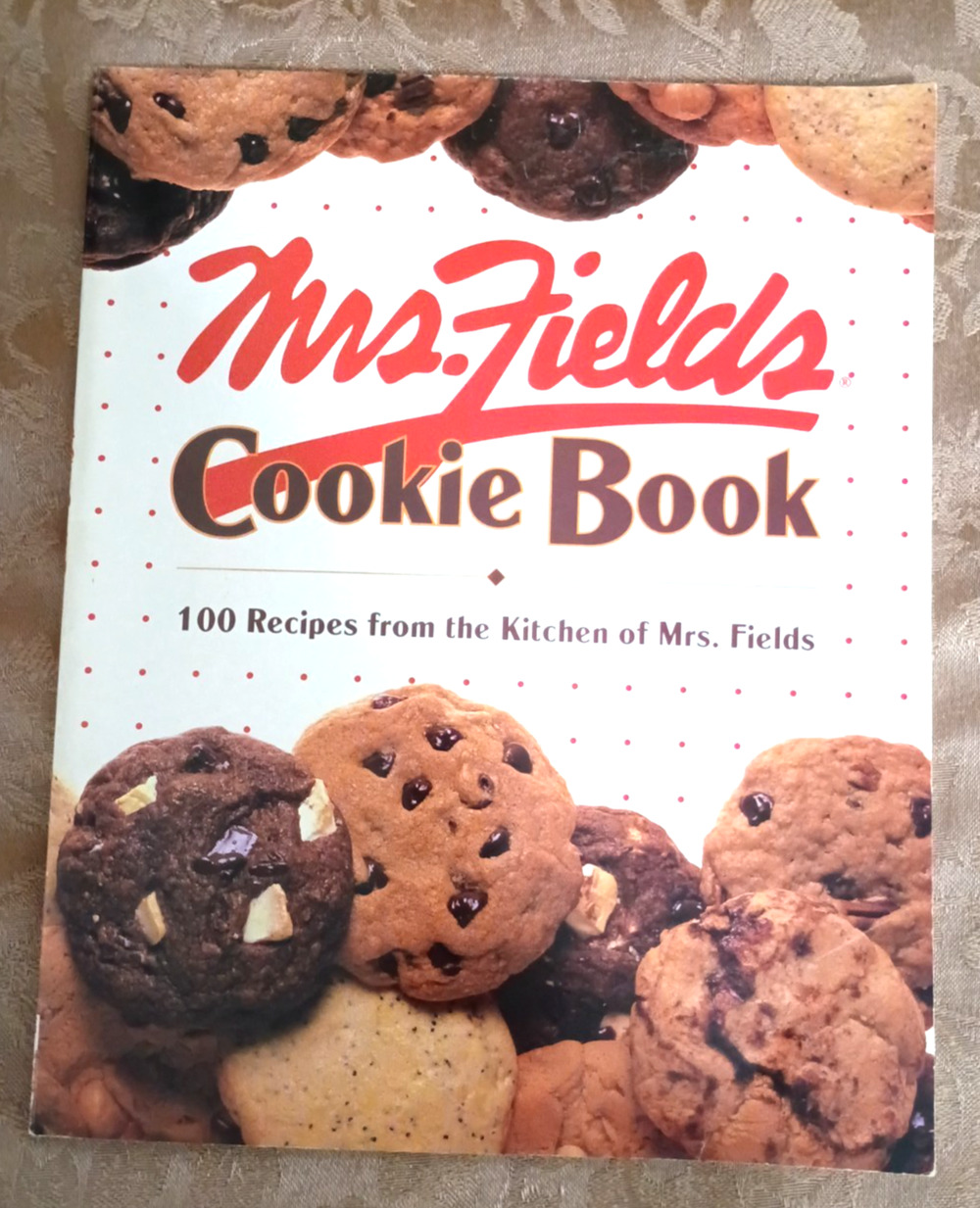 VTG Mrs. Fields Cookie Book 100 Recipes PB Color Pictures Christmas Holiday USA